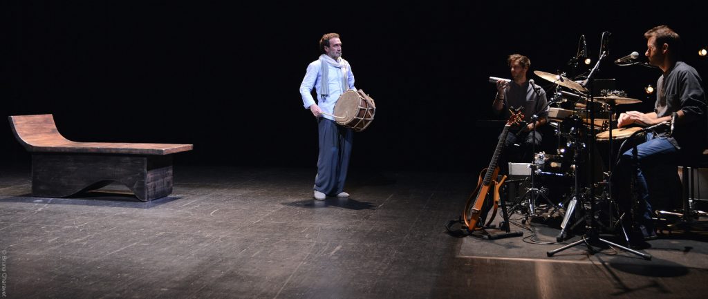 Scène de l'Odyssée de Fulay, conte musical avec Hocine Boukella, Damien et Maxime Fleau photo de Bruno Charavet